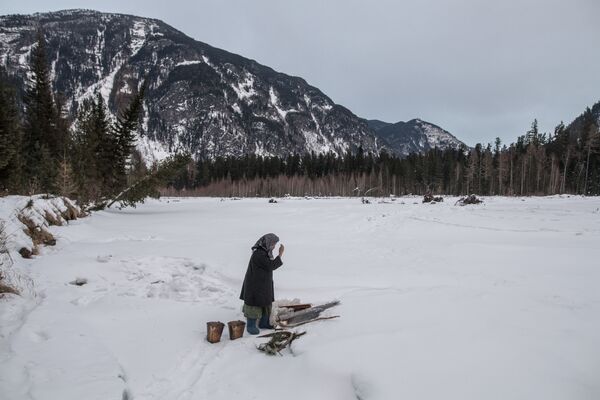 Nữ tu ẩn dật Siberia Agafya Lykova lấy nước từ sông Abakan - Sputnik Việt Nam