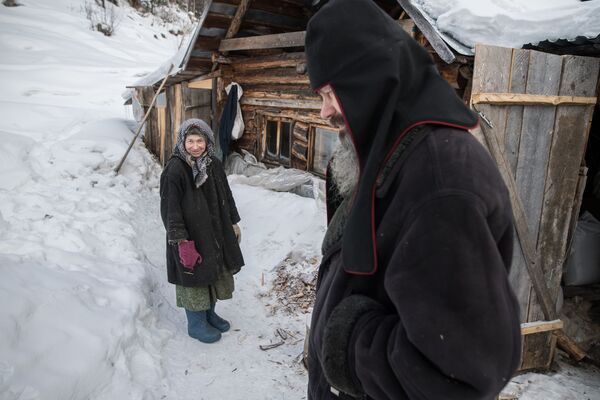 Nữ tu ẩn dật Siberia Agafya Lykova và trợ lý Guriy - Sputnik Việt Nam