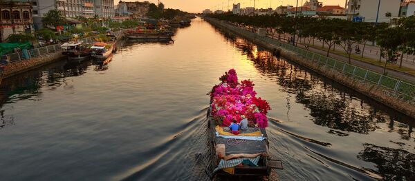Thuyền hoa trên sông Sài Gòn tại thành phố Hồ Chí Minh, Việt Nam Thuyền hoa trên sông Sài Gòn tại thành phố Hồ Chí Minh, Việt Nam - Sputnik Việt Nam