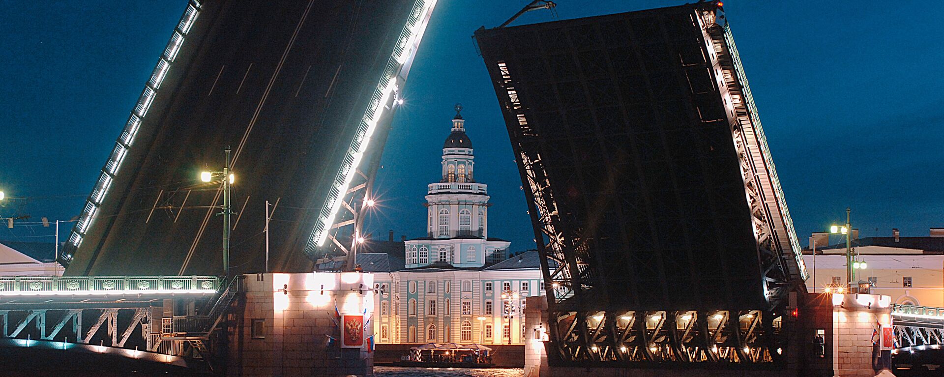 Cầu Cung Điện trên sông Neva ở thành phố St. Petersburg - Sputnik Việt Nam, 1920, 17.05.2022