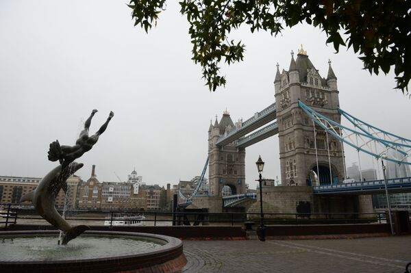 Cầu Tháp Luân Đôn (Tower Bridge) và đài phun nước Cô bé và cá heo trên sông Thames, London - Sputnik Việt Nam