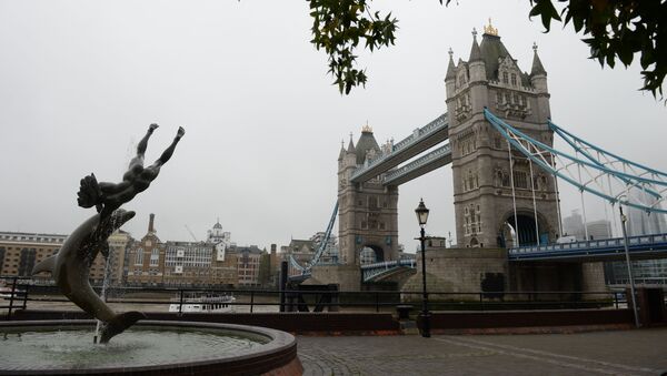 Cầu Tháp Luân Đôn (Tower Bridge) và đài phun nước Cô bé và cá heo trên sông Thames, London - Sputnik Việt Nam