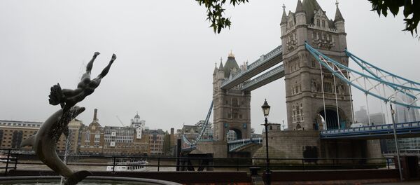 Cầu Tháp Luân Đôn (Tower Bridge) và đài phun nước Cô bé và cá heo trên sông Thames, London - Sputnik Việt Nam