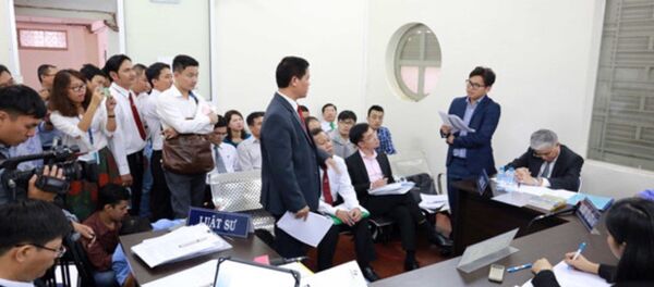 Đại diện Vinasun (bìa trái) và Grab đang đối đáp tại phiên tòa sơ thẩm ngày 6.2 Đại diện Vinasun (bìa trái) và Grab đang đối đáp tại phiên tòa sơ thẩm ngày 6.2 - Sputnik Việt Nam