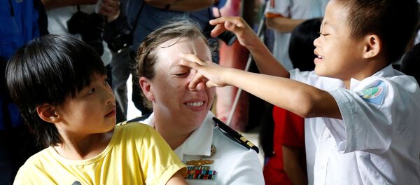 Thủy thủ tàu sân bay USS Carl Vinson chơi với trẻ em bị nhiễm chất độc da cam ở Trung tâm bảo trợ nạn nhân chất độc da cam và trẻ em bất hạnh Thành phố Đà Nẵng. Thủy thủ tàu sân bay USS Carl Vinson chơi với trẻ em bị nhiễm chất độc da cam ở Trung tâm bảo trợ nạn nhân chất độc da cam và trẻ em bất hạnh Thành phố Đà Nẵng. - Sputnik Việt Nam