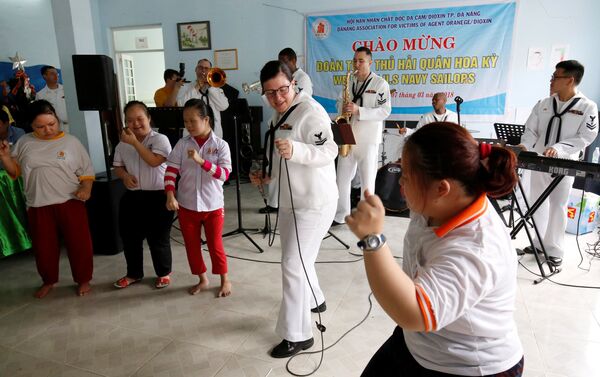 Ban nhạc Hạm đội 7 của Hải quân Mỹ trên tàu sân bay USS Carl Vinson ở Trung tâm bảo trợ nạn nhân chất độc da cam và trẻ em bất hạnh Thành phố Đà Nẵng. - Sputnik Việt Nam