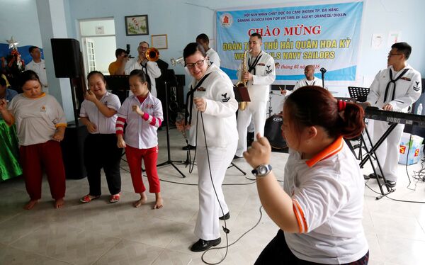 Ban nhạc Hạm đội 7 của Hải quân Mỹ trên tàu sân bay USS Carl Vinson ở Trung tâm bảo trợ nạn nhân chất độc da cam và trẻ em bất hạnh Thành phố Đà Nẵng. - Sputnik Việt Nam