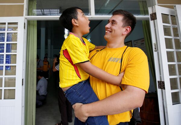 Thủy thủ tàu sân bay USS Carl Vinson chơi với trẻ em bị nhiễm chất độc da cam ở Trung tâm bảo trợ nạn nhân chất độc da cam và trẻ em bất hạnh Thành phố Đà Nẵng. - Sputnik Việt Nam