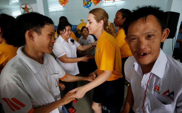 Những người lính Hải quân Mỹ trên tàu sân bay USS Carl Vinson chơi với trẻ em bị nhiễm chất độc da cam ở Trung tâm bảo trợ nạn nhân chất độc da cam và trẻ em bất hạnh Thành phố Đà Nẵng. - Sputnik Việt Nam