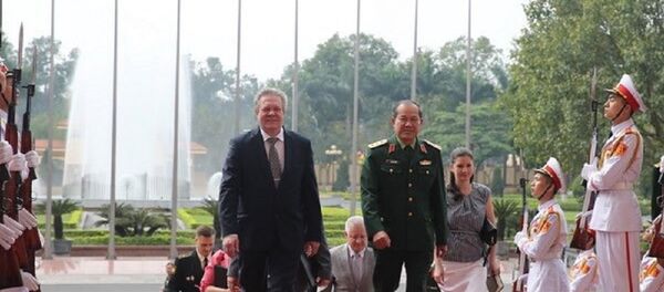 Thượng tướng Bế Xuân Trường và Phó Giám đốc Cơ quan Liên bang Nga về hợp tác Kỹ thuật quân sự Vladimir Nikolaevich Drozhzhov - Sputnik Việt Nam