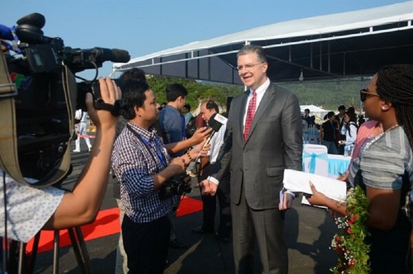 Đại sứ Hoa Kỳ tại Việt Nam Daniel Kritenbrink trả lời phỏng vấn báo giới - Sputnik Việt Nam