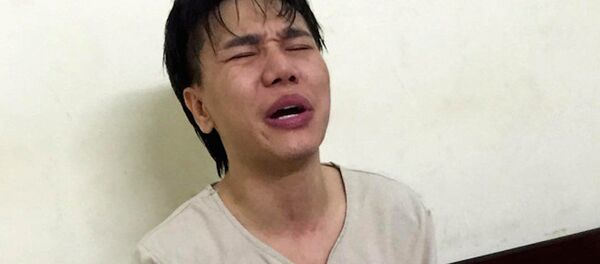 Châu Việt Cường đã khóc và ôm chầm lấy vợ khi cô đến thăm. Anh có một con gái với người vợ hiện tại. Châu Việt Cường đã khóc và ôm chầm lấy vợ khi cô đến thăm. Anh có một con gái với người vợ hiện tại. - Sputnik Việt Nam