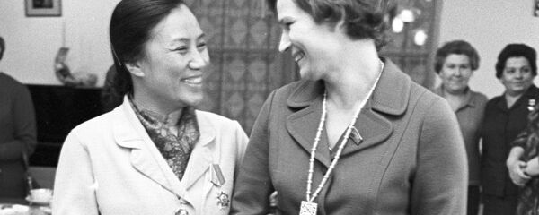 Ủy viên Ban Chấp hành Trung ương Mặt trận Giải phóng Dân tộc Việt Nam Nguyễn Thị Bình trong cuộc gặp Chủ tịch Uỷ ban Phụ nữ Liên Xô, phi công vũ trụ Valentina Tereshkova. Ủy viên Ban Chấp hành Trung ương Mặt trận Giải phóng Dân tộc Việt Nam Nguyễn Thị Bình trong cuộc gặp Chủ tịch Uỷ ban Phụ nữ Liên Xô, phi công vũ trụ Valentina Tereshkova. - Sputnik Việt Nam