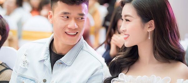 Hoa hậu Mỹ Linh và thủ môn Bùi Tiến Dũng  - Sputnik Việt Nam