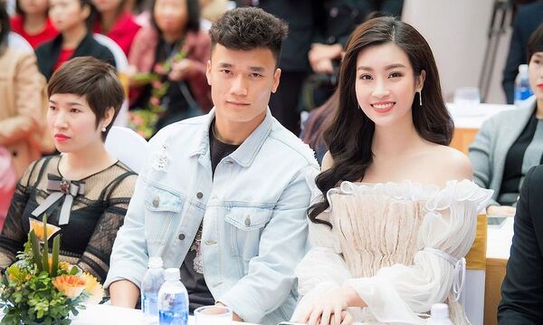 Hoa hậu Mỹ Linh và thủ môn Bùi Tiến Dũng  - Sputnik Việt Nam