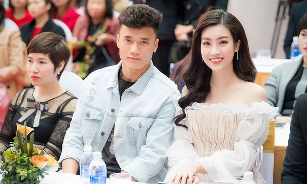 Hoa hậu Mỹ Linh và thủ môn Bùi Tiến Dũng Hoa hậu Mỹ Linh và thủ môn Bùi Tiến Dũng - Sputnik Việt Nam