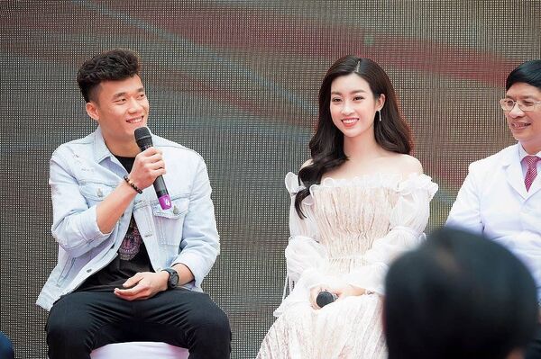 Hoa hậu Mỹ Linh và thủ môn Bùi Tiến Dũng  - Sputnik Việt Nam