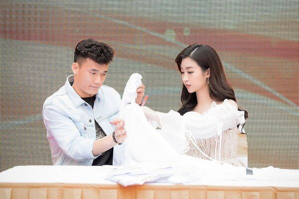 Hoa hậu Mỹ Linh và thủ môn Bùi Tiến Dũng - Sputnik Việt Nam