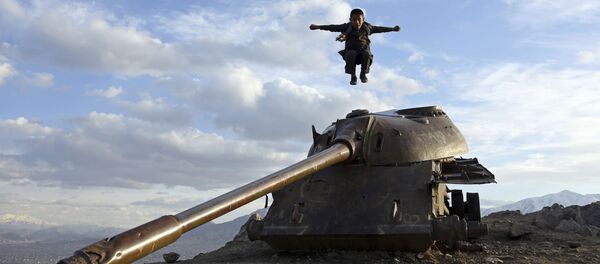 Cậu bé Afghanistan nhảy từ một tháp xe tăng ở vùng ngoại ô Kabul - Sputnik Việt Nam