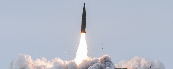 Hệ thống tên lửa đạn đạo chiến thuật Iskander-M phóng tên lửa tại thao trường Kapustin Yar ở vùng Astrakhan - Sputnik Việt Nam