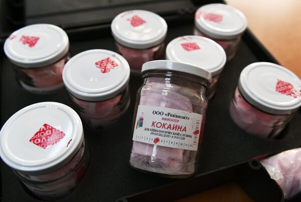Chiếc lọ mô phỏng gói cocaine để huấn luyện chó nghiệp vụ tại Trung tâm Cảnh khuyển Bộ Nội vụ ở Moskva - Sputnik Việt Nam