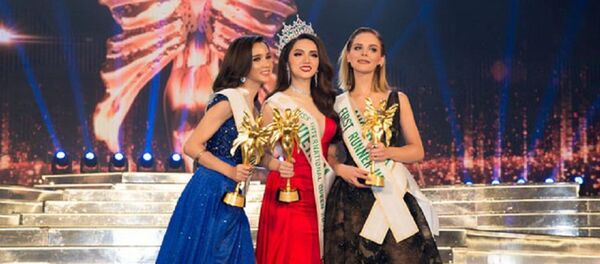 Từ trái sang: Á hậu 2- người đẹp Thái Lan, Hoa hậu Hương Giang và Á hậu 1- người đẹp Úc. Từ trái sang: Á hậu 2- người đẹp Thái Lan, Hoa hậu Hương Giang và Á hậu 1- người đẹp Úc. - Sputnik Việt Nam