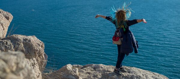 Девушка на скале Балаклавы в Крыму - Sputnik Việt Nam