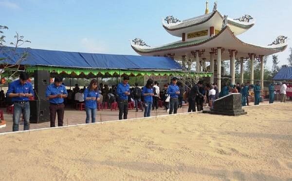 Ngôi mộ tập thể 135 bị lính Đại Hàn thảm sát tại xóm Tây, làng Hà My - Sputnik Việt Nam