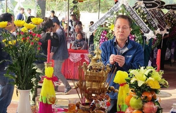 Đại biểu Hàn Quốc thắp hương tưởng niệm các nạn nhân trong vụ thảm sát. - Sputnik Việt Nam