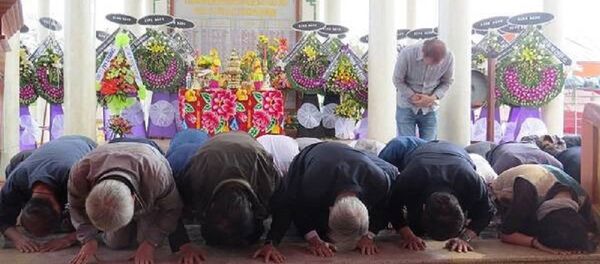 Hình ảnh xúc động khi 30 đại biểu Hàn Quốc đã quỳ gối trước bia tưởng niệm “ Chúng tôi thành thật xin lỗi Việt Nam”. Hình ảnh xúc động khi 30 đại biểu Hàn Quốc đã quỳ gối trước bia tưởng niệm “ Chúng tôi thành thật xin lỗi Việt Nam”. - Sputnik Việt Nam