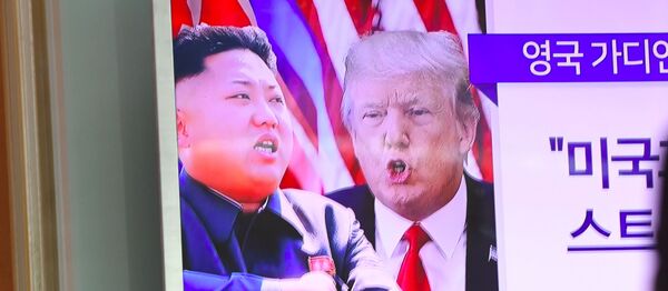 Tổng thống Hoa Kỳ Donald Trump và nhà lãnh đạo Bắc Triều Tiên Kim Jong-un trên màn hình TV - Sputnik Việt Nam