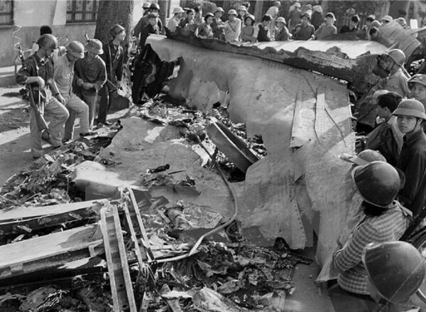 Xác máy bay B-52 bị bắn rơi lúc 23 giờ ngày 27/12/1972 tại phố Hoàng Hoa Thám, Hà Nội.  - Sputnik Việt Nam