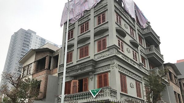 Ngôi biệt thự 5 tầng nổi bật của vợ chồng ông Nguyễn Thanh Hóa ở khu nhà ở biệt thự, liền kề C37 giữa những ngôi biệt thự 3 tầng 1 tum khác - Sputnik Việt Nam