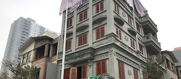 Ngôi biệt thự 5 tầng nổi bật của vợ chồng ông Nguyễn Thanh Hóa ở khu nhà ở biệt thự, liền kề C37 giữa những ngôi biệt thự 3 tầng 1 tum khác - Sputnik Việt Nam