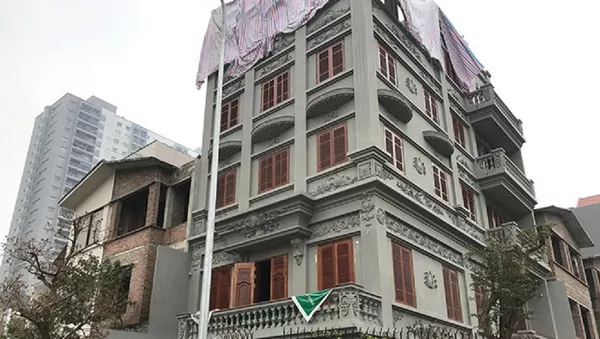 Ngôi biệt thự 5 tầng nổi bật của vợ chồng ông Nguyễn Thanh Hóa ở khu nhà ở biệt thự, liền kề C37 giữa những ngôi biệt thự 3 tầng 1 tum khác