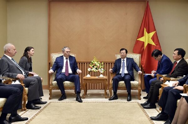 Phó Thủ tướng Chính phủ Trịnh Đình Dũng đã tiếp đồng chí Leonid Ivanovich Kalashnikov, Ủy viên Đoàn Chủ tịch - Bí thư Trung ương Đảng Cộng sản Liên bang Nga, Chủ nhiệm Ủy ban các vấn đề về khối SNG, liên kết Á – Âu. Phó Thủ tướng Chính phủ Trịnh Đình Dũng đã tiếp đồng chí Leonid Ivanovich Kalashnikov, Ủy viên Đoàn Chủ tịch - Bí thư Trung ương Đảng Cộng sản Liên bang Nga, Chủ nhiệm Ủy ban các vấn đề về khối SNG, liên kết Á – Âu. - Sputnik Việt Nam