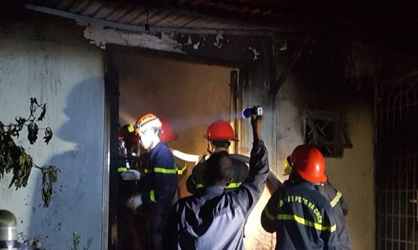 Sau 30 phút nỗ lực cảnh sát PCCC đã khống chế ngọn lửa. Sau 30 phút nỗ lực cảnh sát PCCC đã khống chế ngọn lửa. - Sputnik Việt Nam