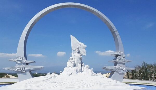 Cụm tượng đài mang biểu tượng vòng tròn bất tử - trái tim của Khu tưởng niệm chiến sĩ Gạc Ma. - Sputnik Việt Nam