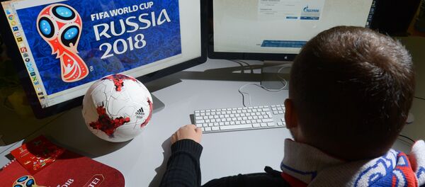 Người đàn ông mua vé xem World Cup - Sputnik Việt Nam