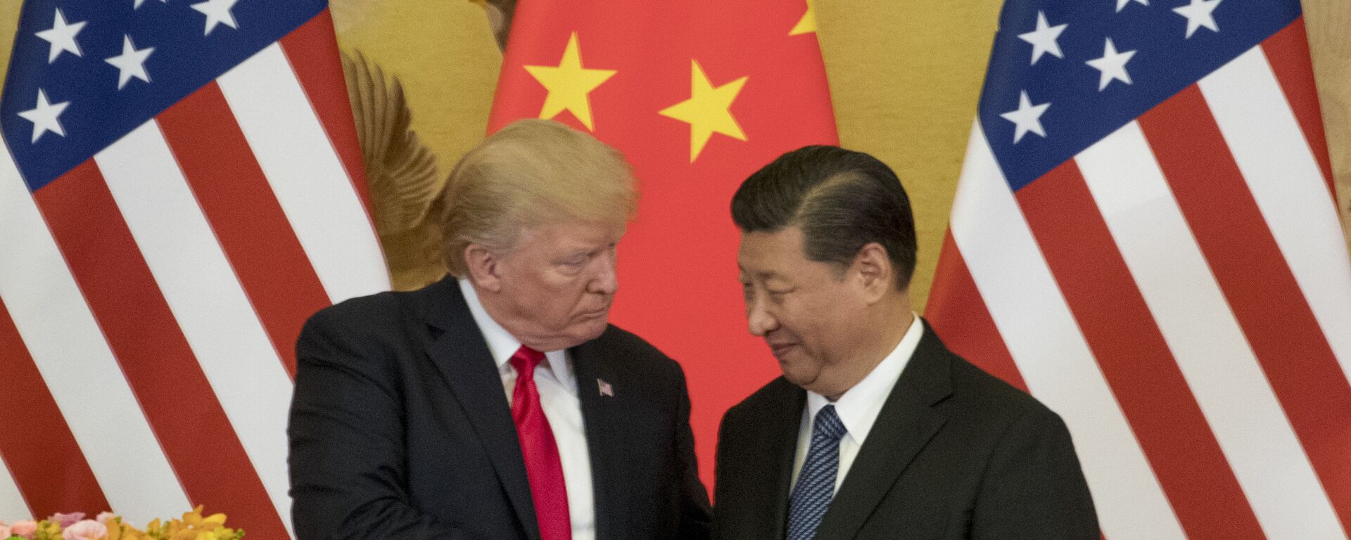 Chủ tịch Trung Quốc Tập Cận Bình  với cựu tổng thống Hoa Kỳ Donald Trump - Sputnik Việt Nam, 1920, 05.06.2025
