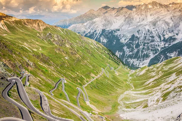 Đường đèo Stelvio trên dãy núi Alps, Italy Đường đèo Stelvio trên dãy núi Alps, Italy - Sputnik Việt Nam