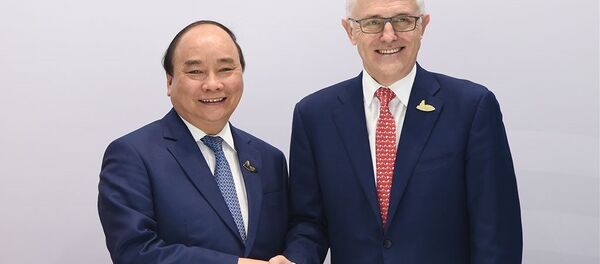 Thủ tướng Nguyễn Xuân Phúc bắt tay với Thủ tướng Úc Malcolm Turnbull - Sputnik Việt Nam