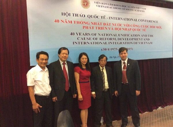 Ths Trần Trung Hiếu cùng Giáo sư Sử học Nga Vladimir Kolotov - Sputnik Việt Nam