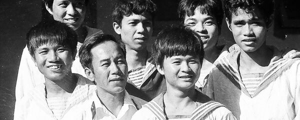 Anh hùng Vũ Huy Lễ và sĩ quan, thủy thủ tàu HQ-505, tháng 4/1988 - Sputnik Việt Nam