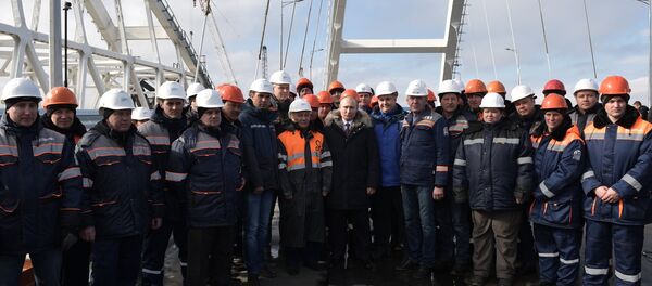 Tổng thống Nga Vladimir Putin đã kiểm tra công tác hoàn thiện phần đường cao tốc của cây cầu Crưm. - Sputnik Việt Nam