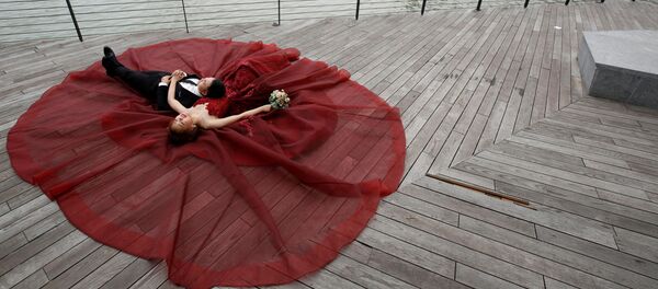 Жених и невеста позируют фотографу лежа на причале во вьетнамском городе Дананг - Sputnik Việt Nam