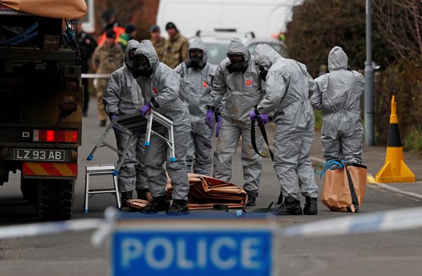 British Military personnel wearing protective coveralls work to remove a vehicle connected to the March 4 nerve agent attack in Salisbury, from a residential street in Gillingham, southeast England on March 14, 2018 - Sputnik Việt Nam