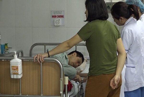 Nghi phạm Bùi Văn Đông dùng búa sát hại vợ là Trần Thị Hiền, bác sỹ khoa sản Bệnh viện Đa khoa tỉnh Lào Cai. Nghi phạm Bùi Văn Đông dùng búa sát hại vợ là Trần Thị Hiền, bác sỹ khoa sản Bệnh viện Đa khoa tỉnh Lào Cai. - Sputnik Việt Nam