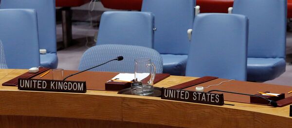 Кресла представителей Великобритании и США во время заседания в  ООН - Sputnik Việt Nam