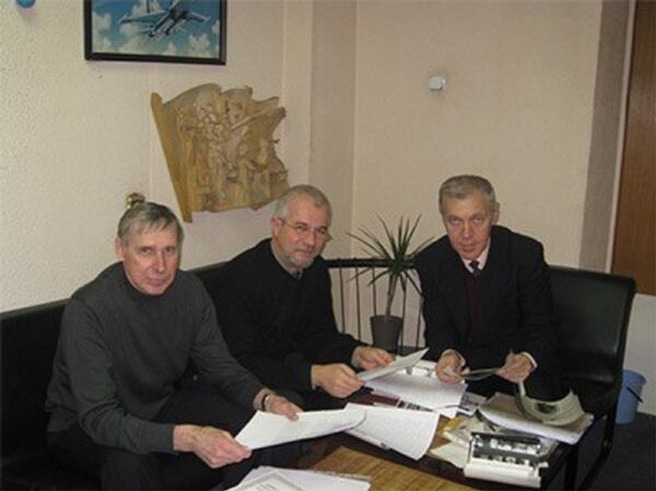 Từ trái sang: Chuẩn đô đốc Matiushin N.F, nguyên Phó tư lệnh chính trị Binh đoàn 17 và hai người tham gia trực tiếp vụ cứu nạn tàu HQ-614: Đại tá Ibraghimov O.S, Đại tá Khorkov V.A. - Sputnik Việt Nam